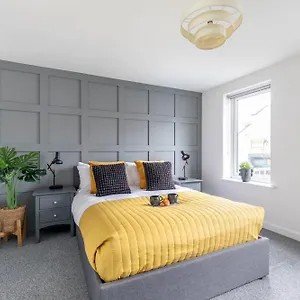 Modern Four Bedroom Four Bathroom Holiday home
